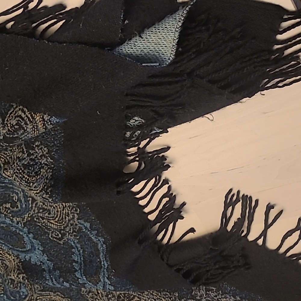 GENTLY WORN Charlie Paige One Size Fits All Paisly Printed Acrylic Fringed Shawl - Picture 9 of 13